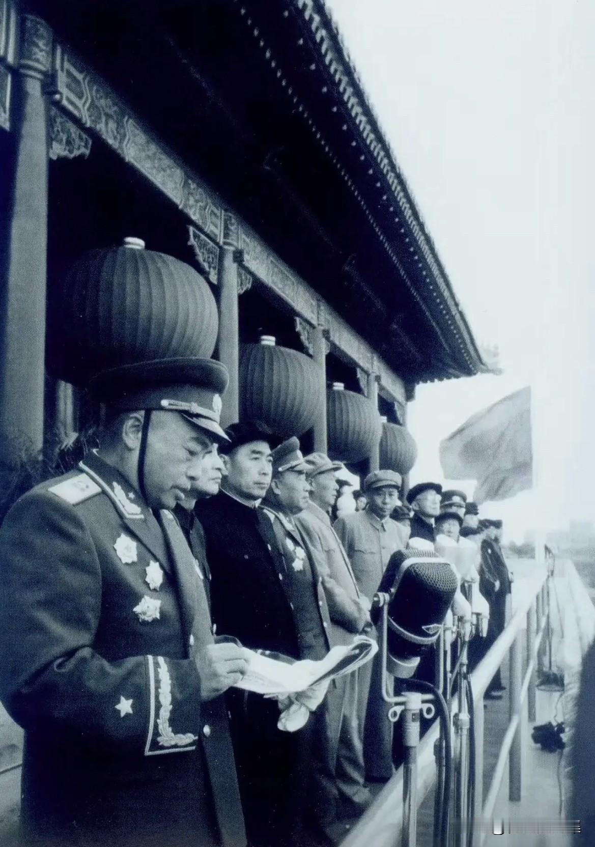 1955年，国庆节天安门检阅台上。左起：彭德怀、陈云、周恩来、朱德、毛泽东、刘少