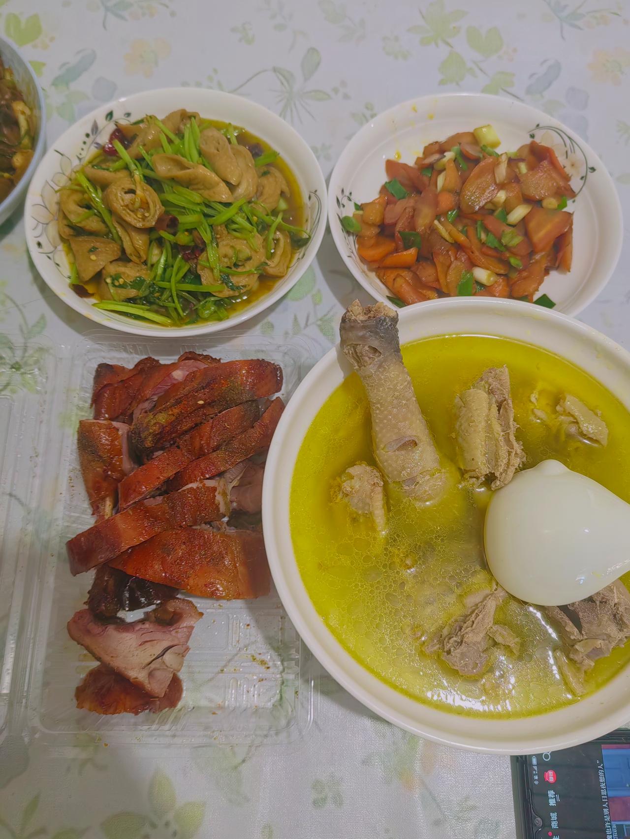 自己做饭有一个好处就是可以做自己喜欢吃的菜。看到孩子把菜都吃完，虽然辛苦但是心里