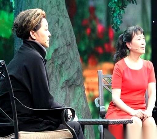 一名徒手救下14名女兵的英雄，45年后，被人发现在重庆一个老旧小区当保安，月薪1