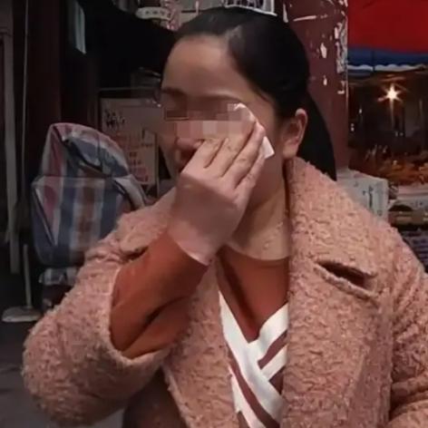 河南一寡嫂供养丈夫弟弟十几年，他考上博士娶妻生子后，嫂子坐车去看望，谁料，他的一