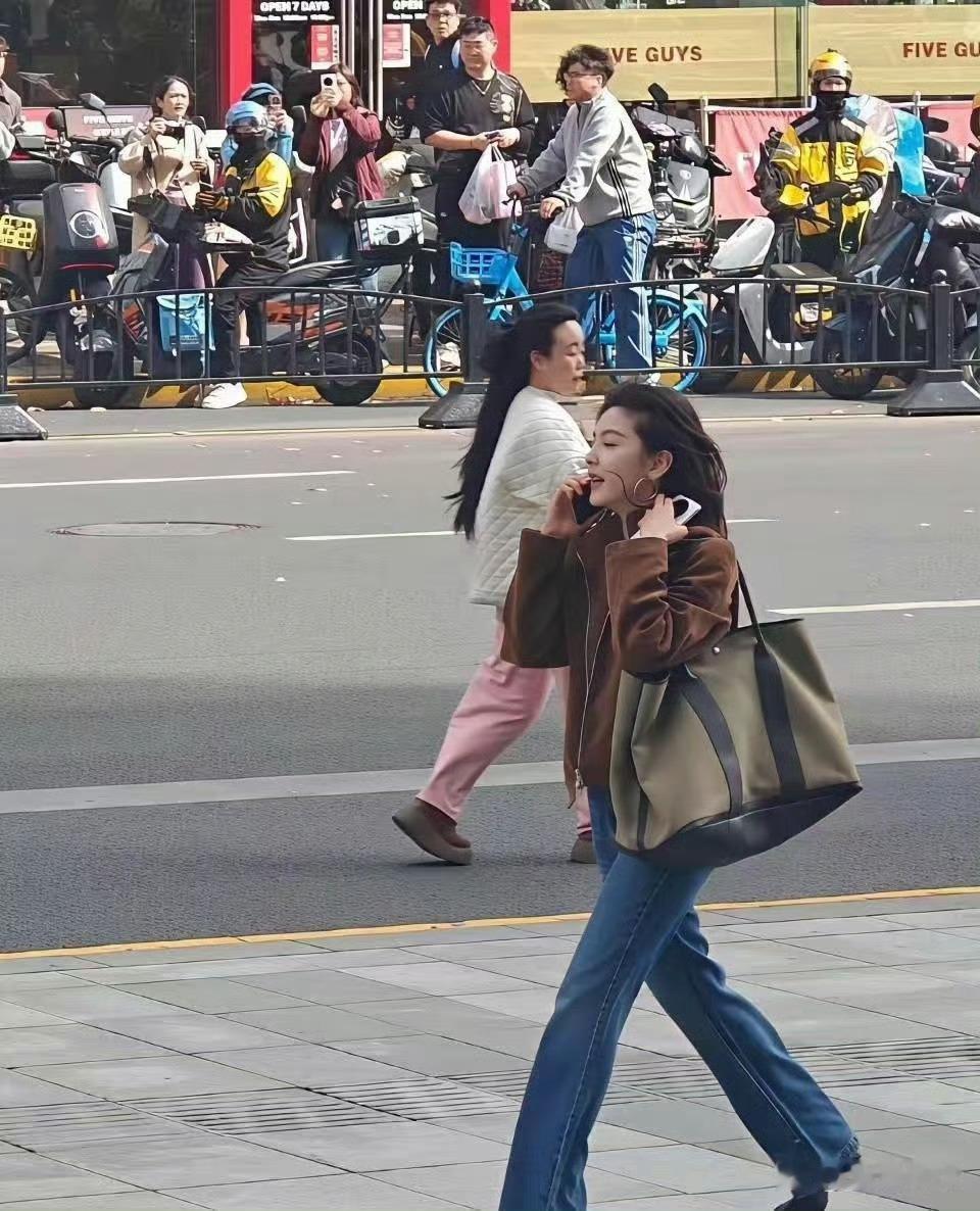 偶遇章若楠就懂了，明星的淡颜在现实中的冲击力有多大