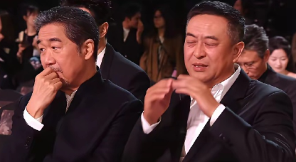 太搞笑了！星光大赏晚会持续到晚上十一点半才结束，中途李乃文直接睡着了，同样睡着的
