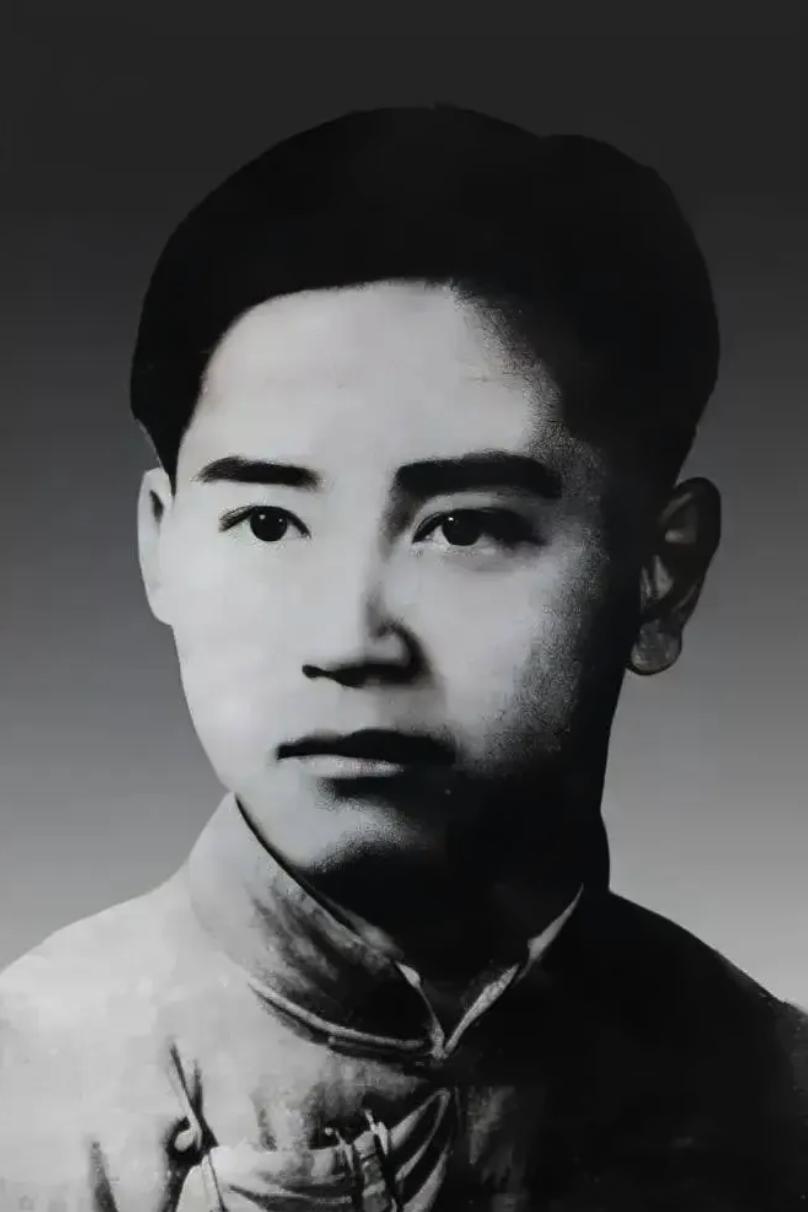 1948年,富家少爷刘国志被捕,五哥从香港急飞重庆,掏空白支票甩给特务头子:“放