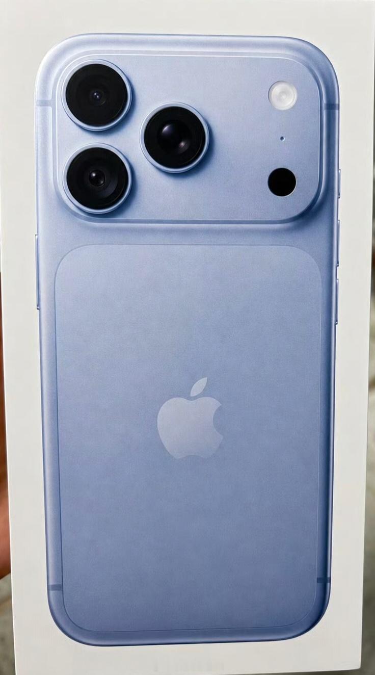 iPhone18ProMax真机包装盒泄露，外观镜头模组有变动，变动在于主