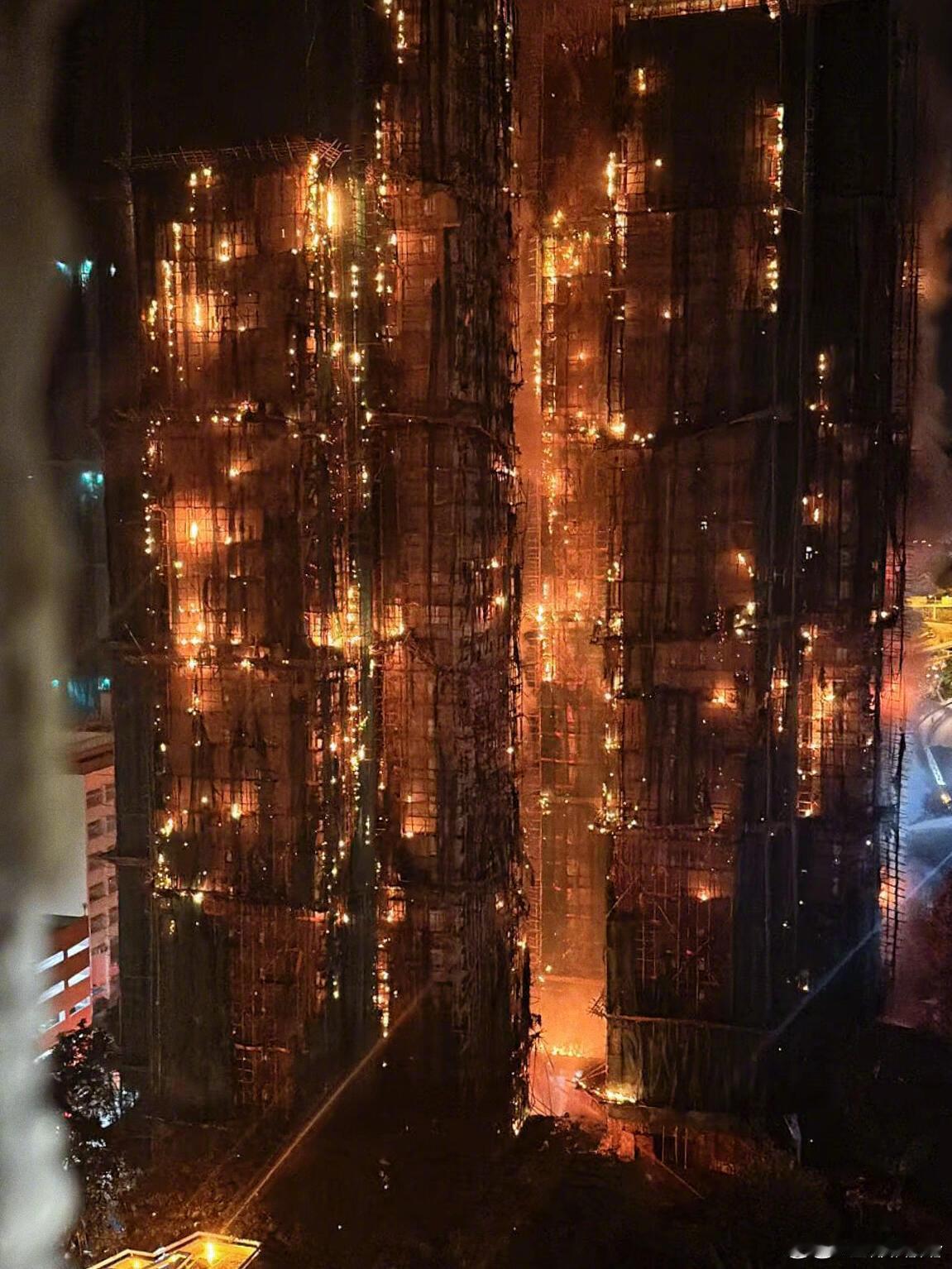 香港火灾看到香港大火的消息，满心都是揪心与悲痛。不禁回想起1996年香港嘉利大厦