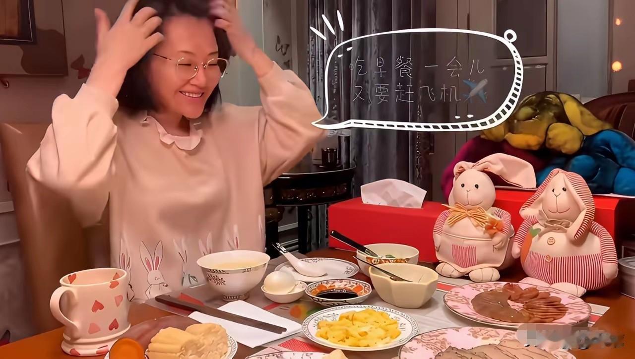 我赌许晴一顿早餐是吃不了这些，顶多每样尝两口！满满一桌子，烙饼、厚切面包、花卷
