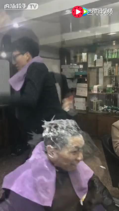 理发店搞笑 洗头的小哥你要火了啊 来个电话你都疯狂