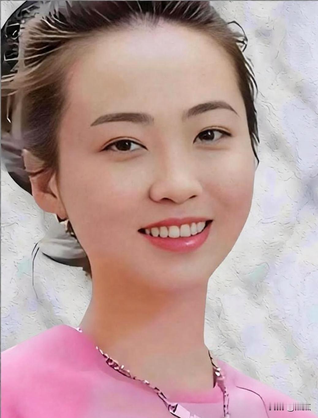 白珊珊1989年生，曾经担任恒大歌舞团团长，拥有出众外形与扎实专业功底，在高端商