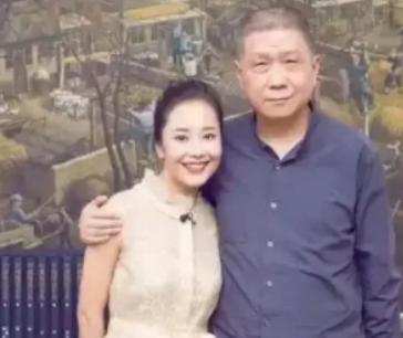 2004年，马未都请人修复一把黄花梨椅子，结账时，师傅比了一个手指头，马未都就给