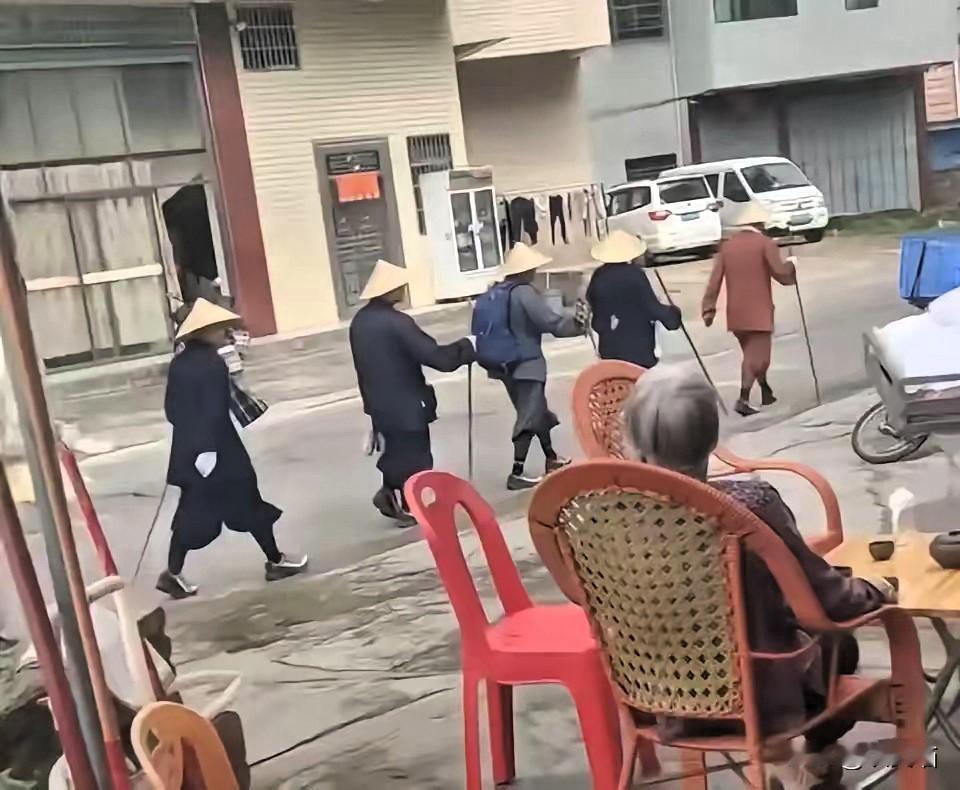 广东梅州街头这一幕属实让人看呆了，不少路人偶然撞见后都满心疑惑。一行人整齐排成