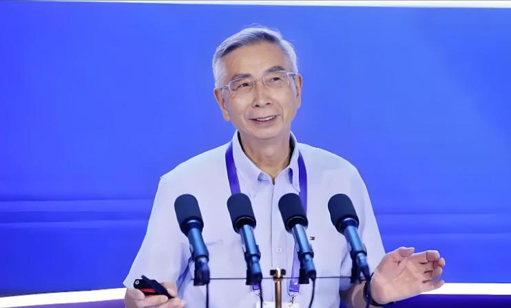 落魄院士！2025年8月10日，世界机器人大会上，一位白发苍苍的老人发言完毕，全