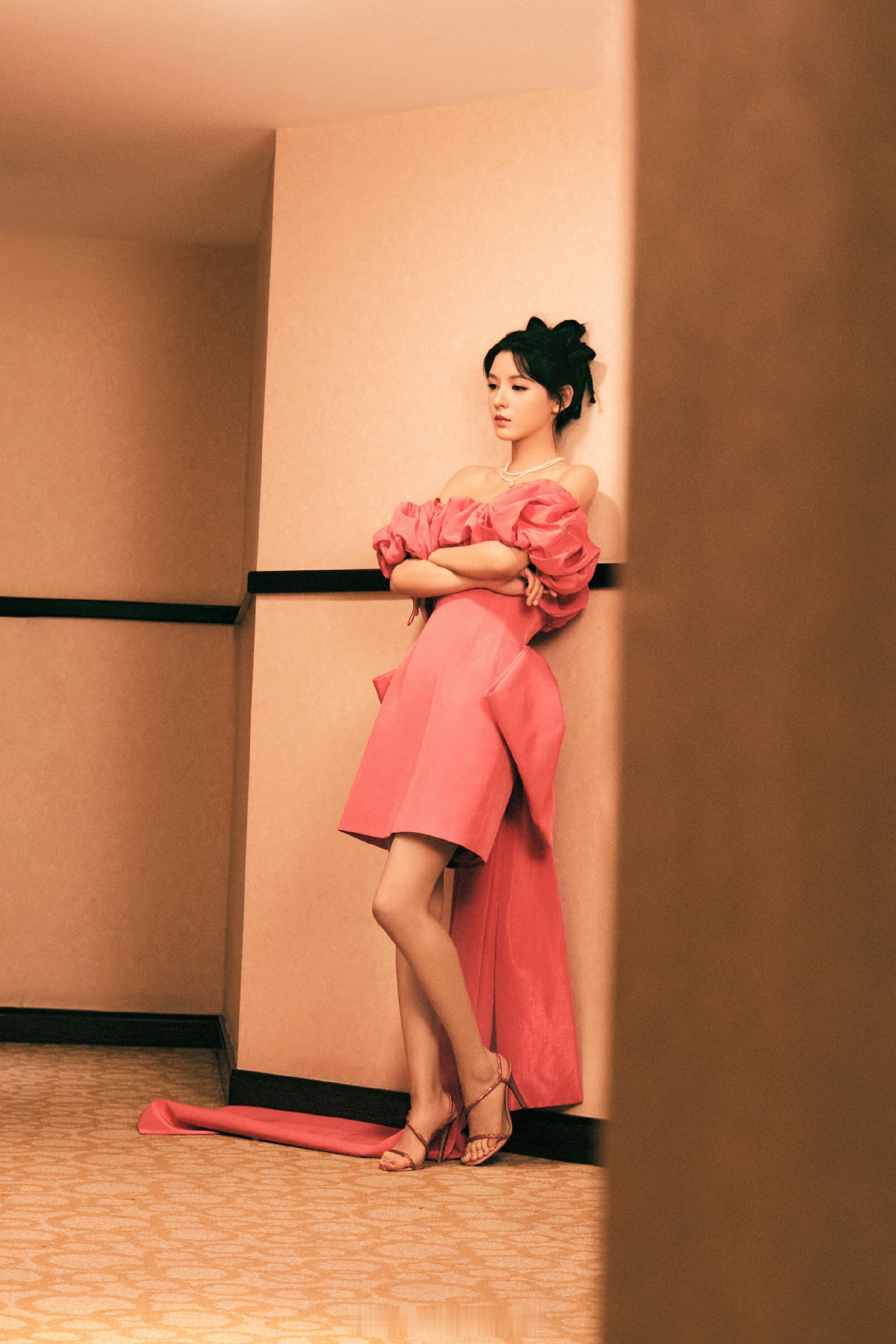 张予曦粉红甜美美目如画长腿吸睛