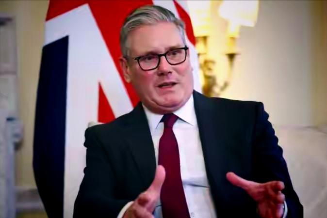 格陵兰岛这事闹的，英相跟特朗普电话里直接“呛声”了英国首相斯塔默的办公室18