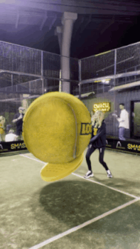 打出了裸眼3D效果