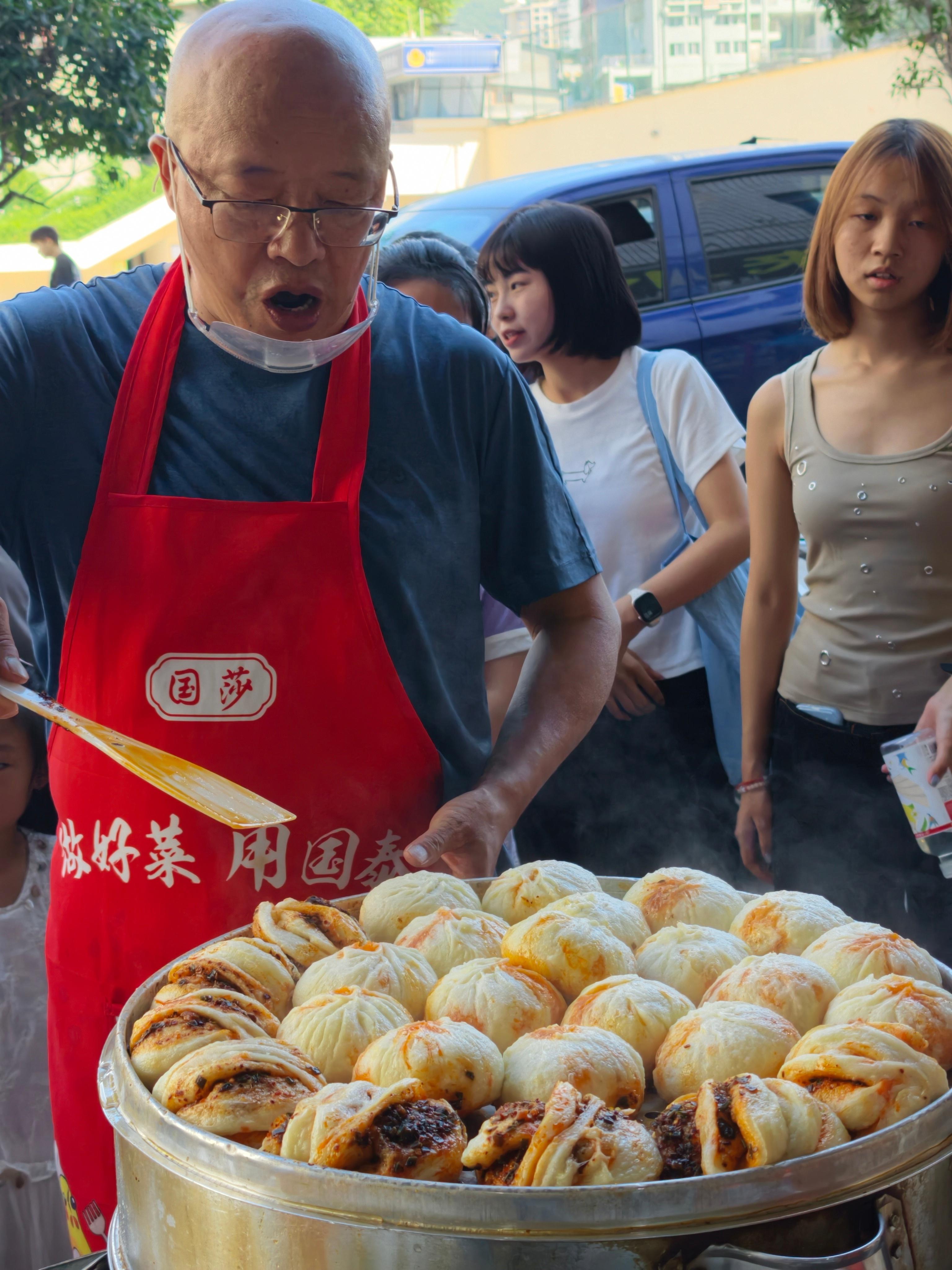 包子你能想像这个包子有多香吗？包子