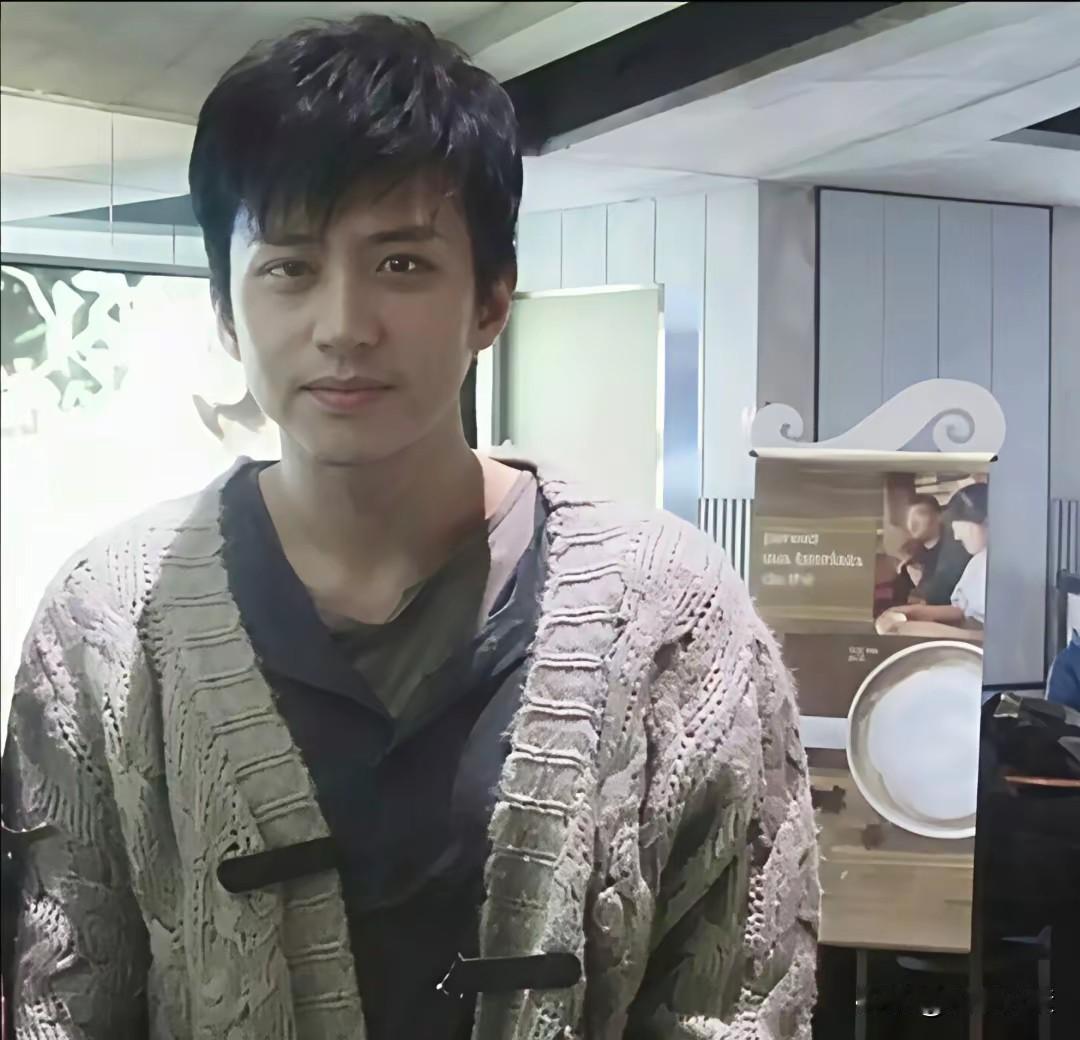 邓超面如冠玉，清秀英俊，一直觉得孙俪高攀了邓超，如果帅气也分三六九等，你