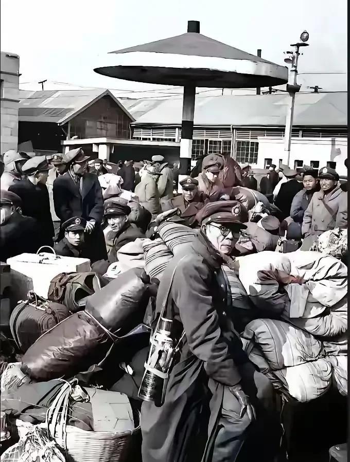 这是1949年一些国民党军官在码头上，准备坐船撤往台湾，他们表情有些沮丧，面色凝