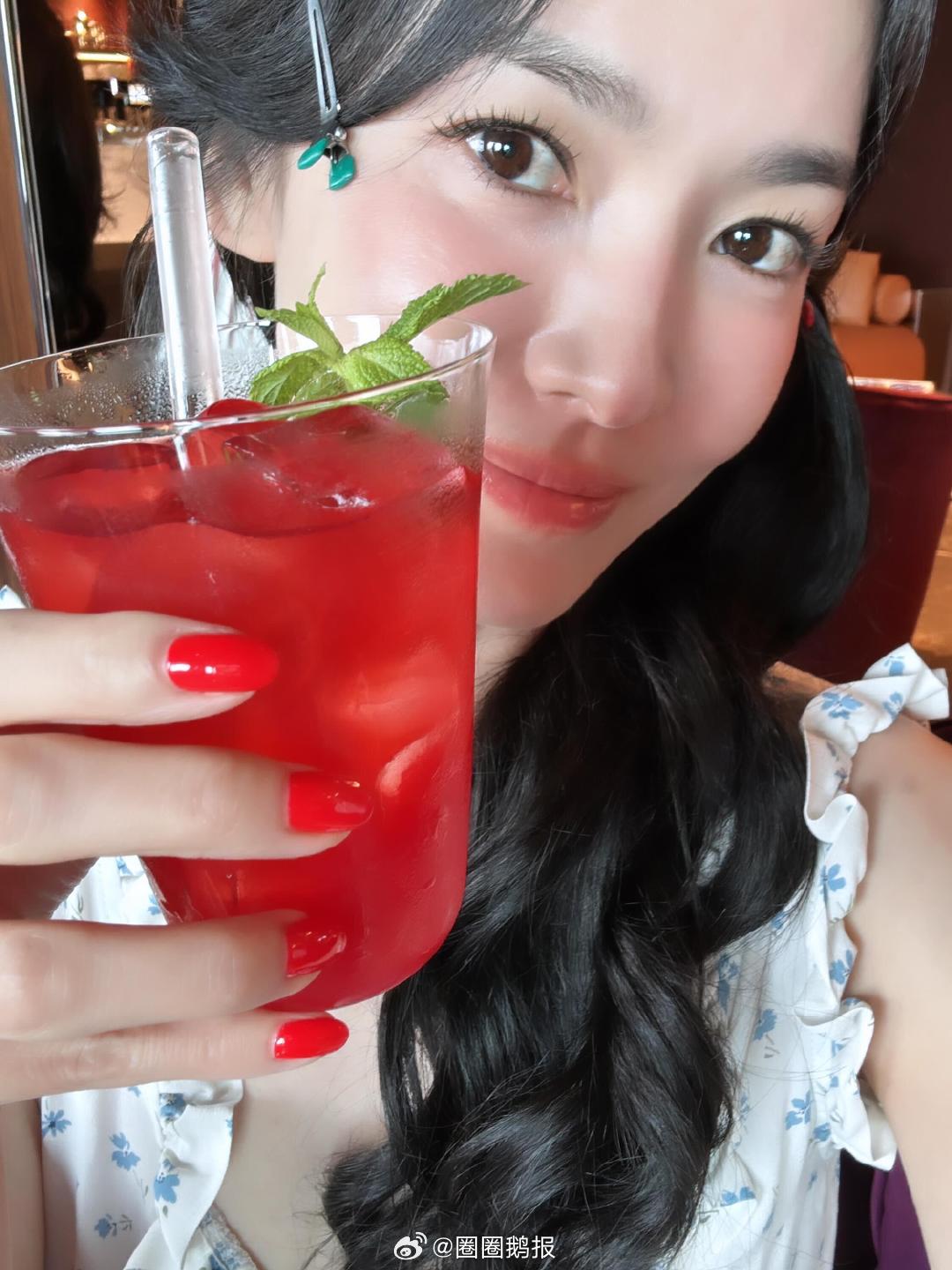 宋慧乔又瘦了宋慧乔在戛纳的海边宋慧乔这个指甲油好好看啊！穿蓝色很搭！和夏天也很