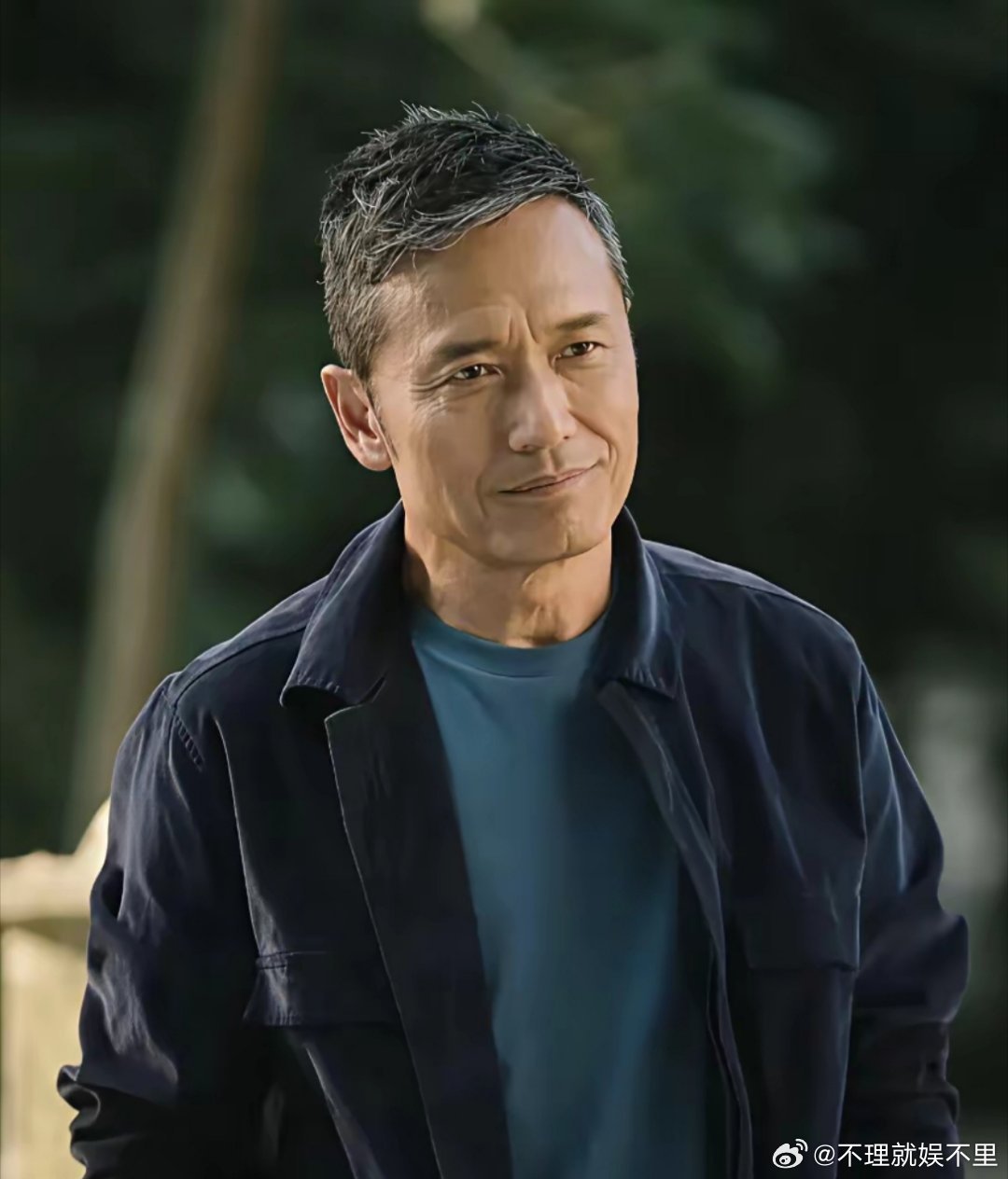 这是我见过50后男演员里最帅气的一位，他年轻的时候颜值没有周润发高，也没有其他男明星那么有魅力，可是