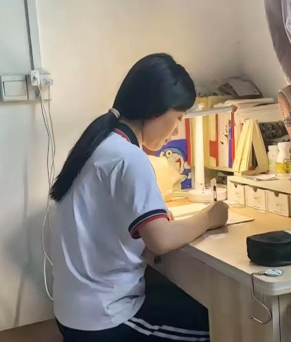 泪目！山东18岁女孩，6岁时妈妈失踪，13岁爸爸去世，她独自一个人照顾弟弟。20