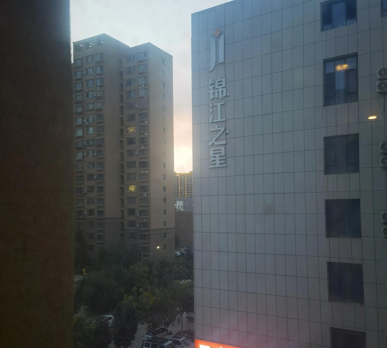 温暖喀什。我80多岁的父母最近要回甘肃老家办事，我抢了从喀什到武威的火