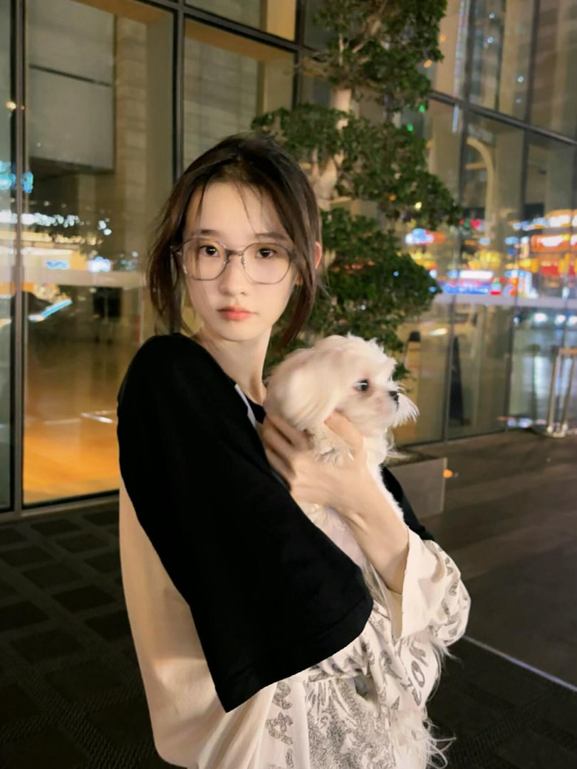 张艺凡上班带狗饭撒也太会了吧张艺凡，上班路上都不忘跟粉丝热情挥手饭撒，甜妹的宠粉