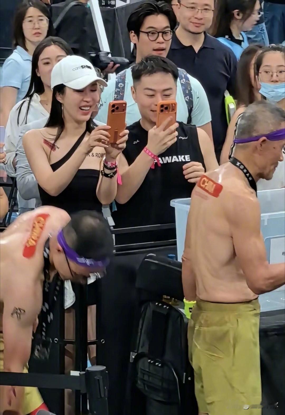 王石这张图的氛围感一下就让我想起当年王宝强、马蓉和经纪人宋喆那桩旧事。台上拼尽全