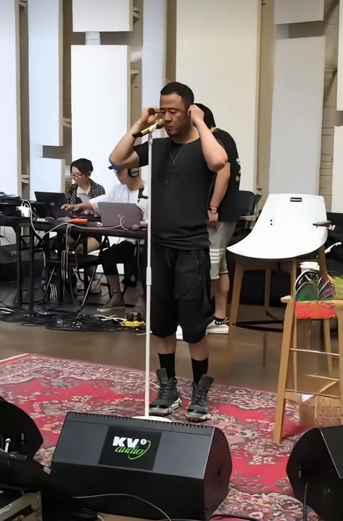 杨坤的这双鞋子一定价值不菲吧？在排练现场，杨坤脚上的一双鞋很是亮