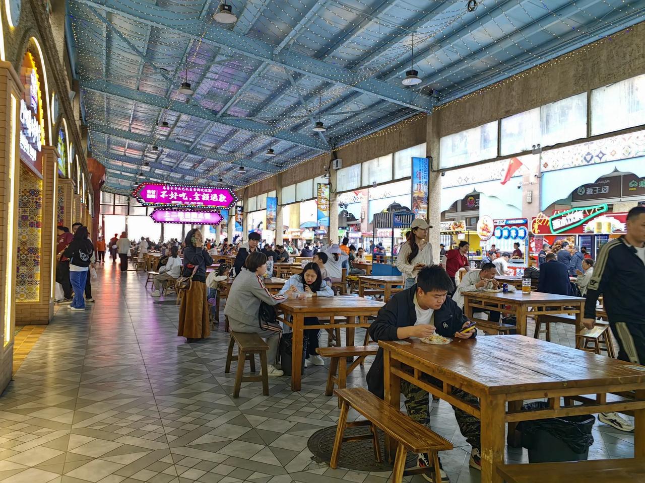 聊聊新疆的美食和美食街新疆美食美名扬天下，各个城市也都建有美食城，而且确实有
