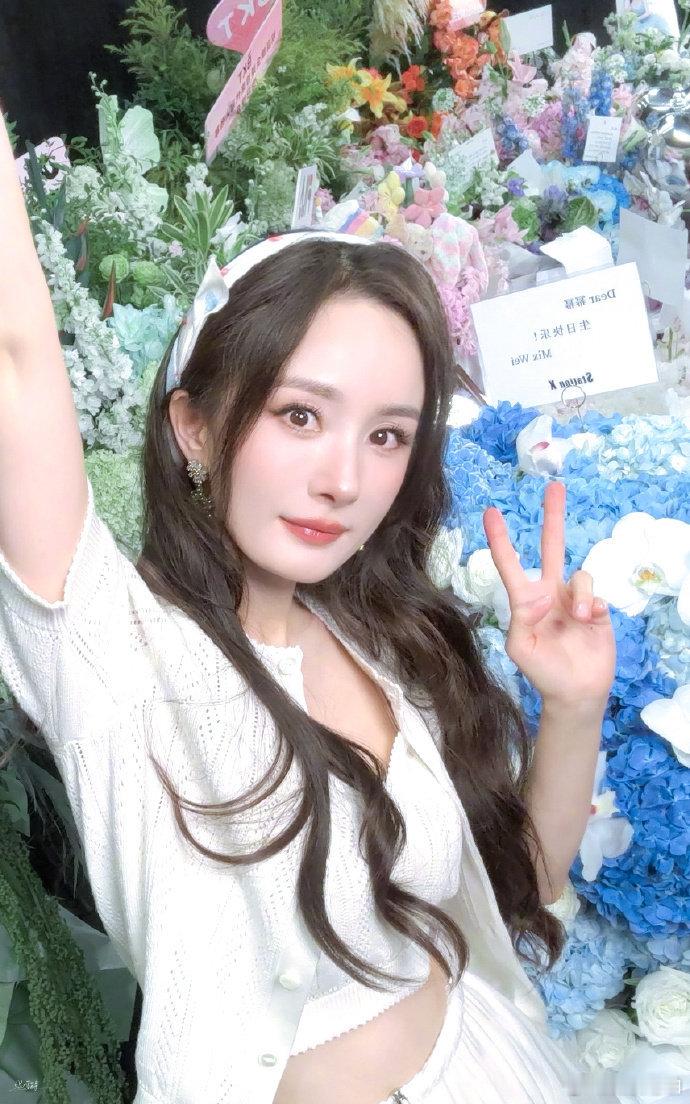 杨幂的抽象我现在也赶不上考古杨幂的各种名场面，直接被她的抽象功力惊到。无论是采