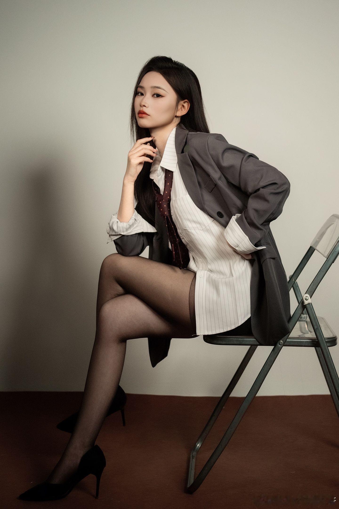 黑丝就是要配高跟~