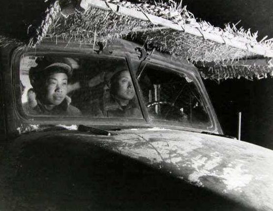 1951年，志愿军战士运送物资却误入美军大营！正欲掉头离开，营中突然开出一辆卡车