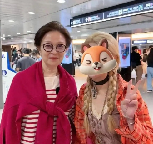 被67岁刘莉莉老年状态惊艳：穿搭得体发型蓬松，知性优雅！