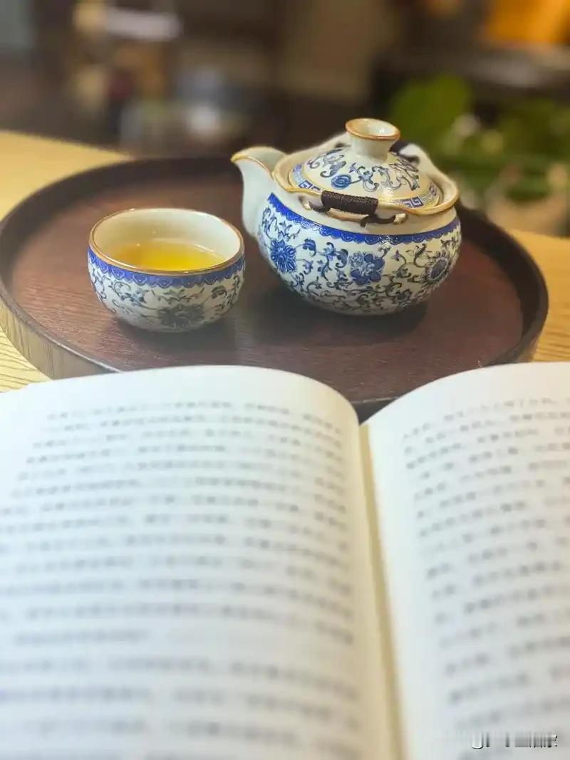 指望别人心软，是最大的天真。人情世间，大多关系只看价值，不谈情深。心里藏