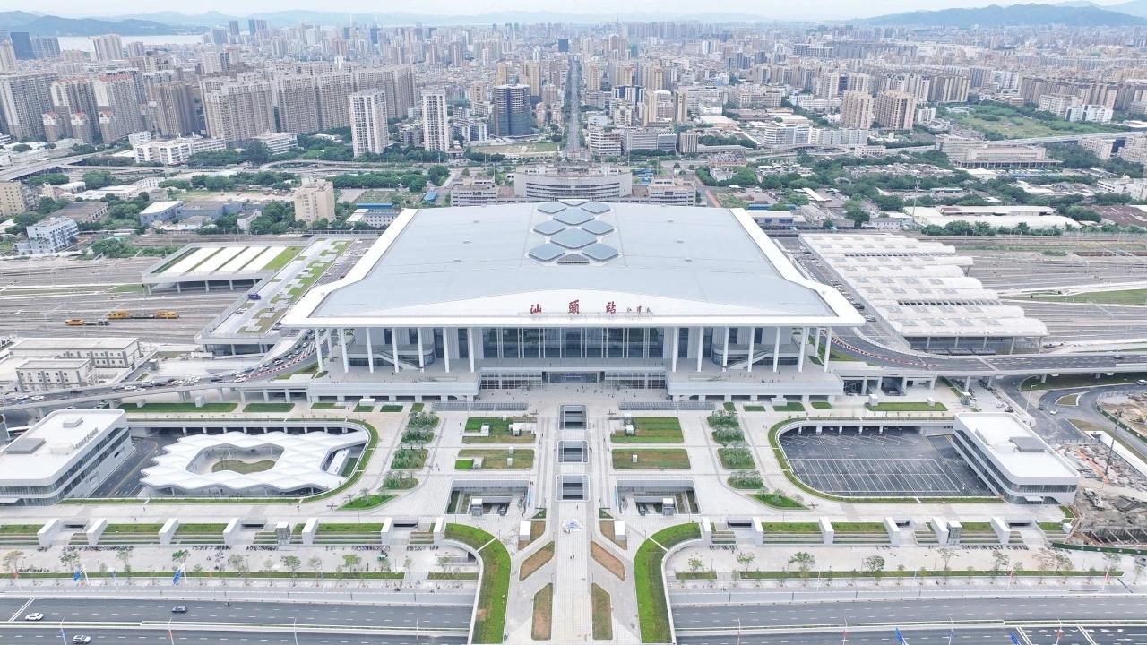 2025年12月11日上午，G8483次试验动车组从汕头站平稳驶出，向着汕头南站