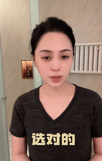 阿娇卸妆应该只是洗去了唇膏和脸上的灰尘吧，妆前妆后五官完全没有变化，44岁的素颜