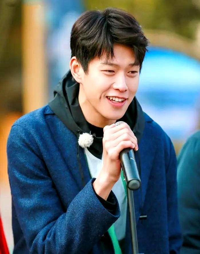 都猜他俩分了？狗仔的硬盘第一个不答应。四年了，连输入对方家门密码的姿势都没变