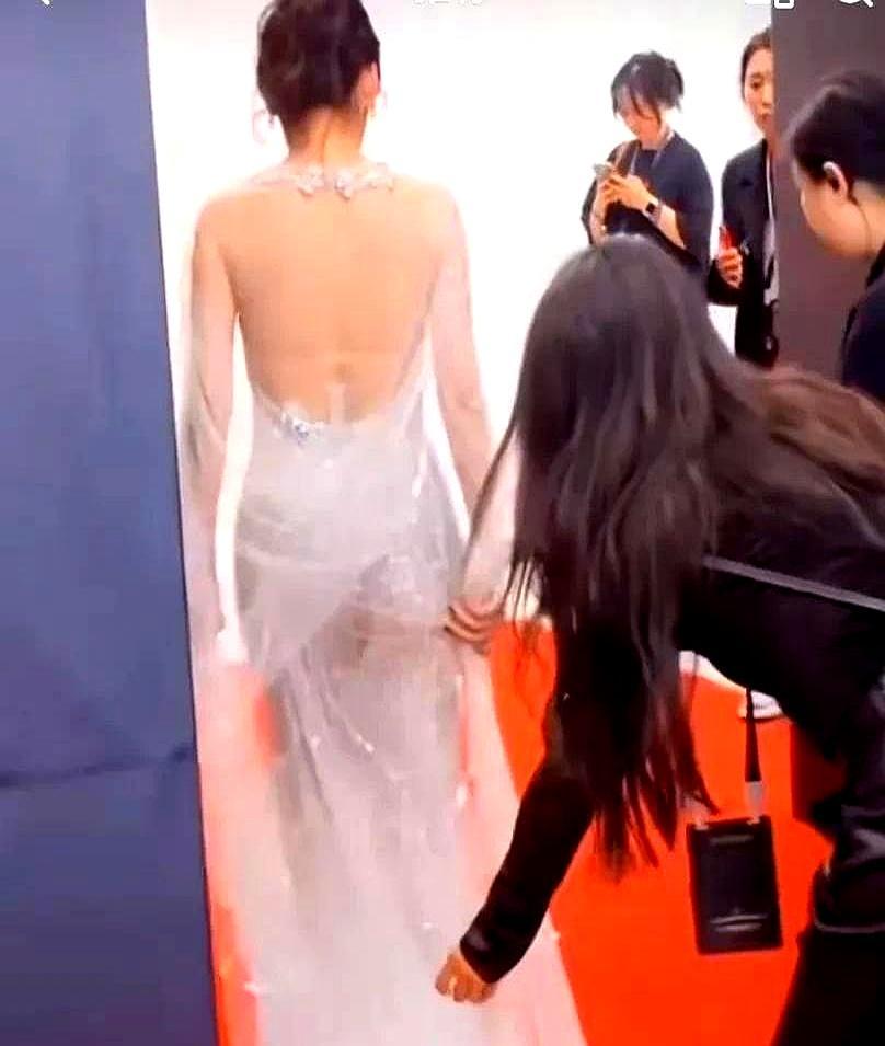 张碧晨裙子被勾住动弹不得，赵丽颖二话不说，当着所有人的面直接跪了下去。当时