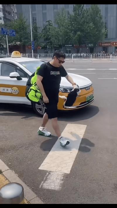 邱贻可一刷手机天塌了，都在蛐蛐他，原来乒超结束后，他跟蒯曼一起回的北京。