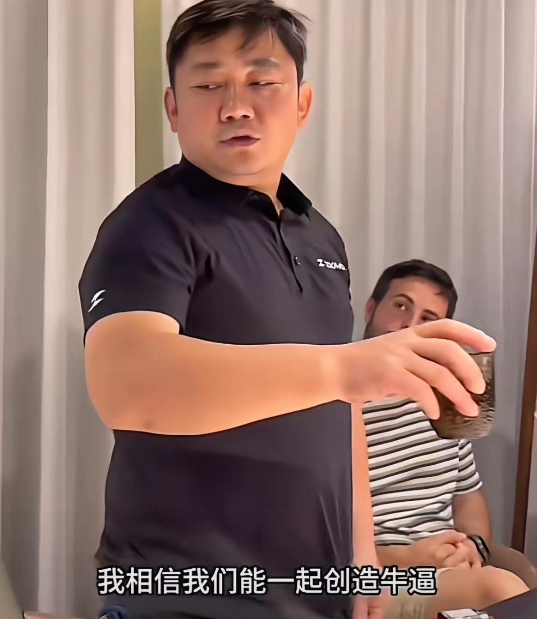 肚子都笑疼了张雪吃饭的时候，对一桌老外说，在我们中国，吃饭的时候，老板都会做一