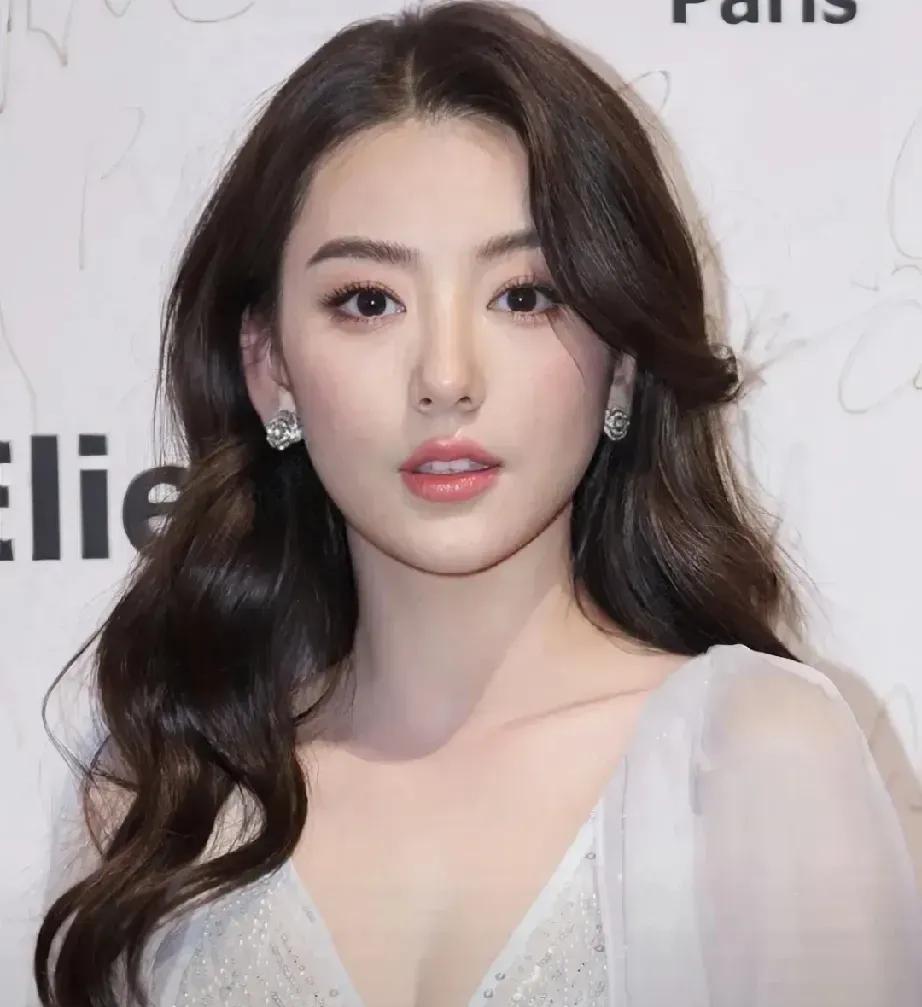 刘强东老婆章泽天郭富城老婆方媛虽然方媛学历没有章泽天高但是真比章泽天漂亮好