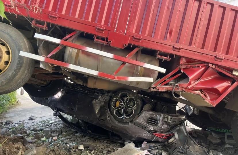 生了！是小米SU7，黑米功能完好江西德兴一辆大货车溜车，将小米SU7卷入车底，