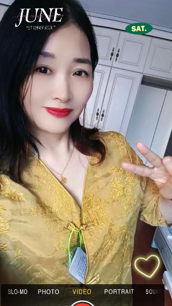 今天买了一件新衣服，自己觉得美到发光，哈哈