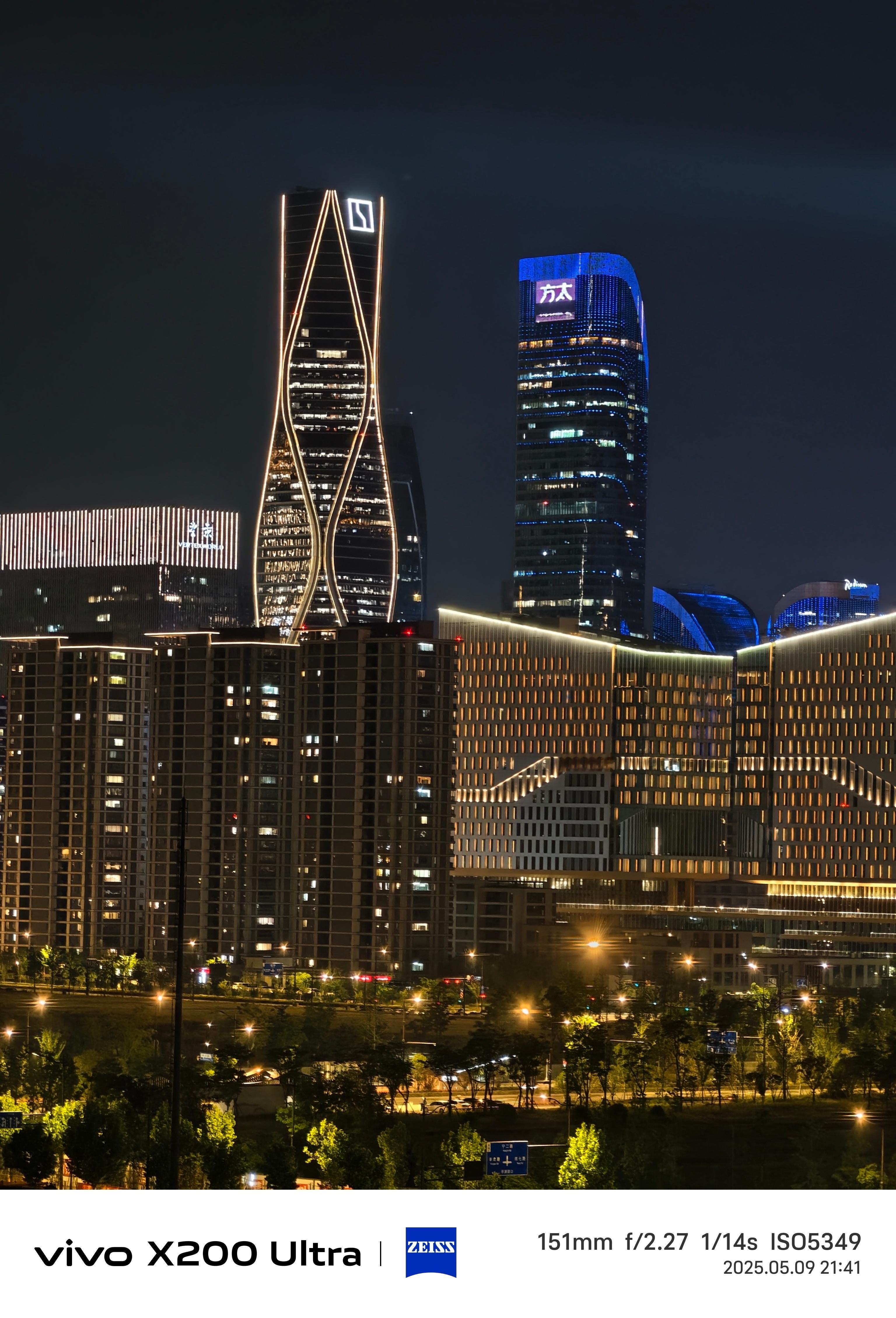在酒店露台拍到的极氪大楼，杭州标志性建筑。​​​