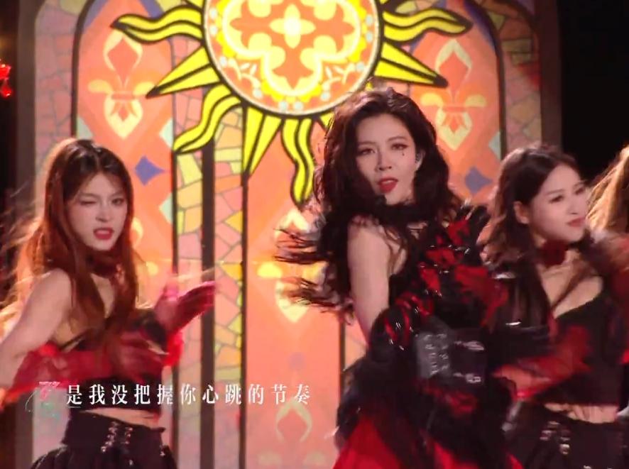 浪姐6成团夜，直播假唱登上热搜，也是蛮好笑的。 说实话，浪姐假唱不稀奇，几乎