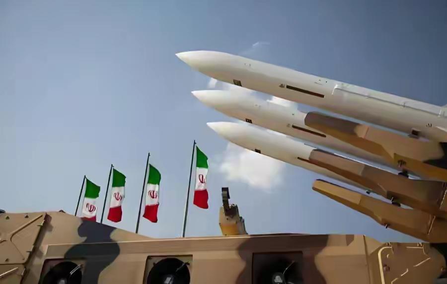 航母逃跑、伤亡瞒报，美国转头就对中国泼脏水！这锅甩得太溜美军在中东彻底栽了