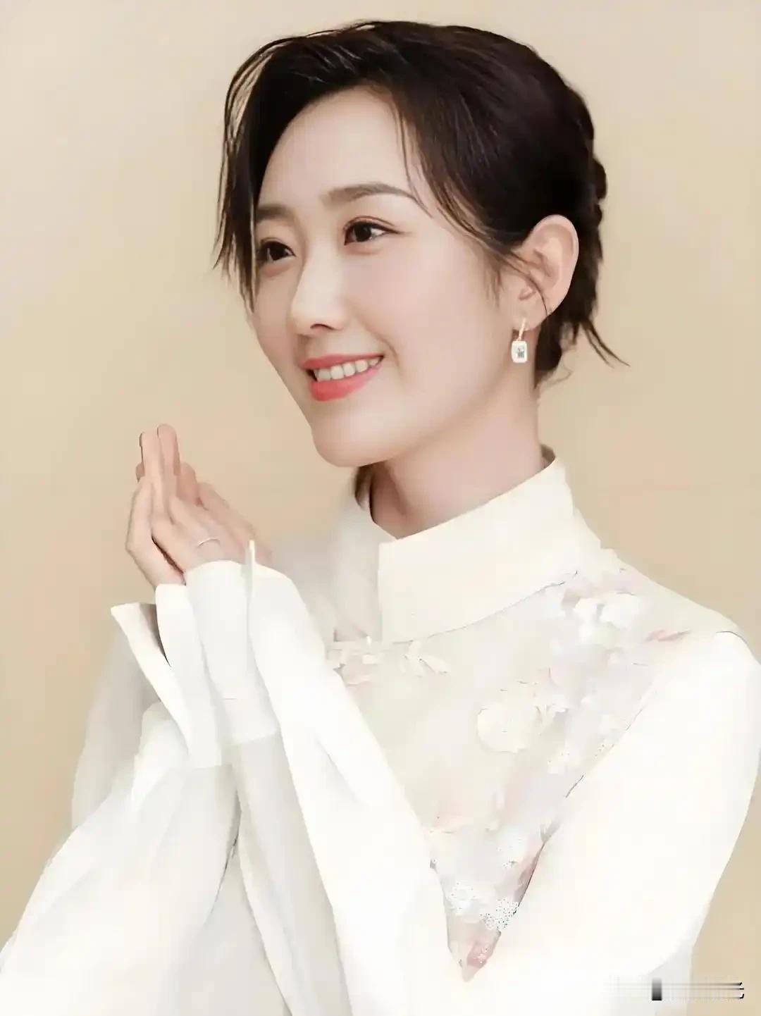 龙洋和王嘉宁两位主持人各有千秋，很难分出谁更漂亮，龙洋是那种大气的主持人，王嘉宁