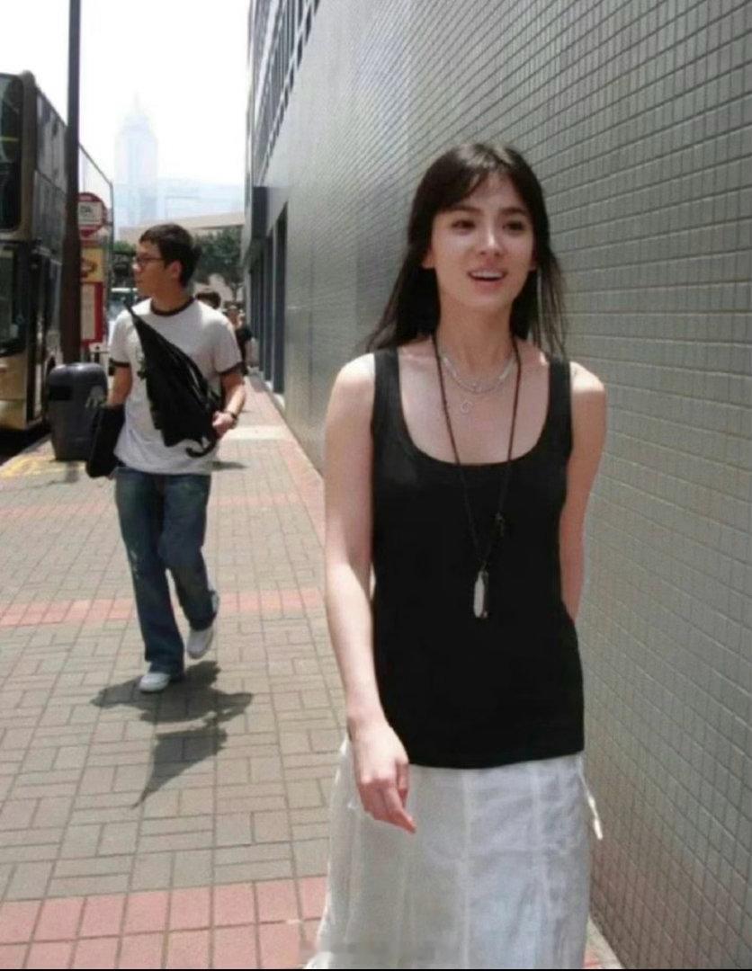 宋慧乔少女身材宋慧乔是吃了什么防腐剂嘛，她身上完全没有变老的痕迹啊看看早期的