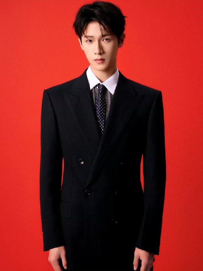 谁懂李昀锐的古装体态杀伤力！常年出演古装剧练出的优雅仪态，站坐行止皆有韵味，这份