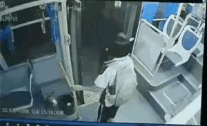 小女孩的哭声让人揪心。小女孩下车时，公交车司机为了赶时间迅速关门，把小女孩的脚